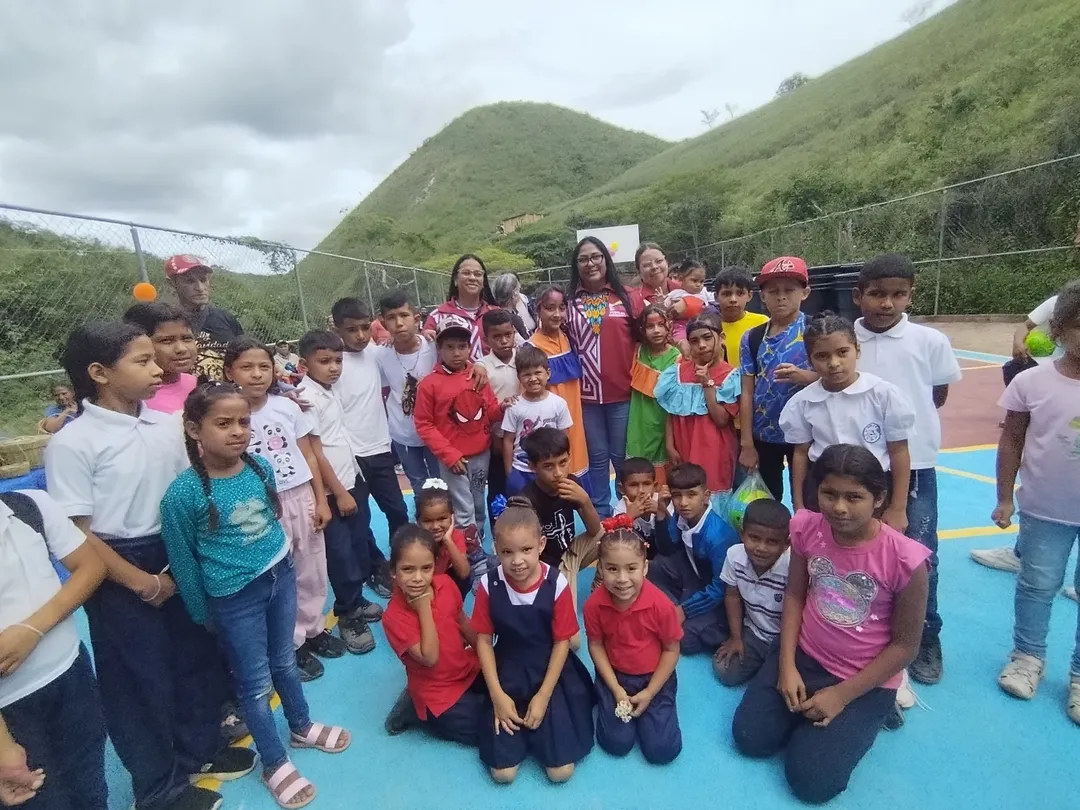 Imagen de la noticia: Se llevó a cabo el acto de rehabilitación de dos instituciones educativas, la inauguración de dos canchas deportivas y la entrega de aportes sociales en la Parroquia El Cují.