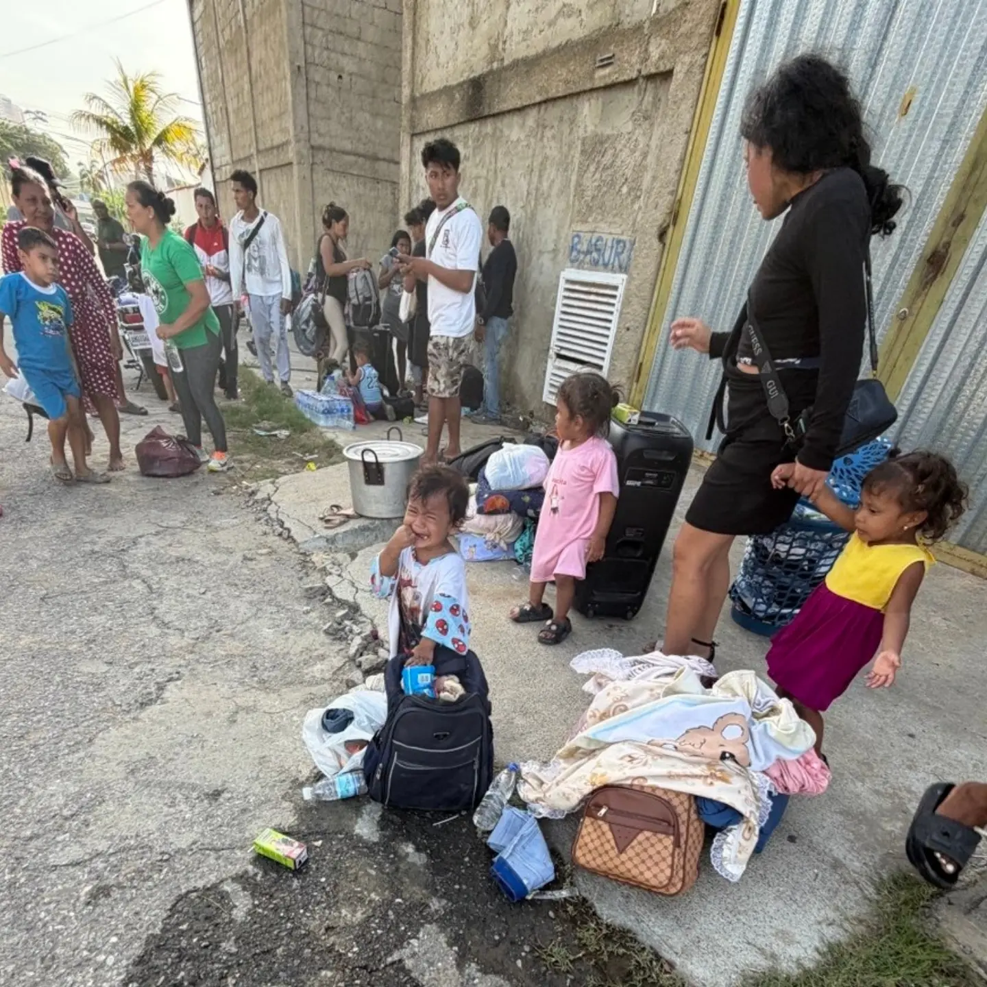 Imagen de la noticia: Familias Indígenas Habitantes de Zonas Urbanas Afectadas por el Doblete Sísmico en el Estado La Guaira