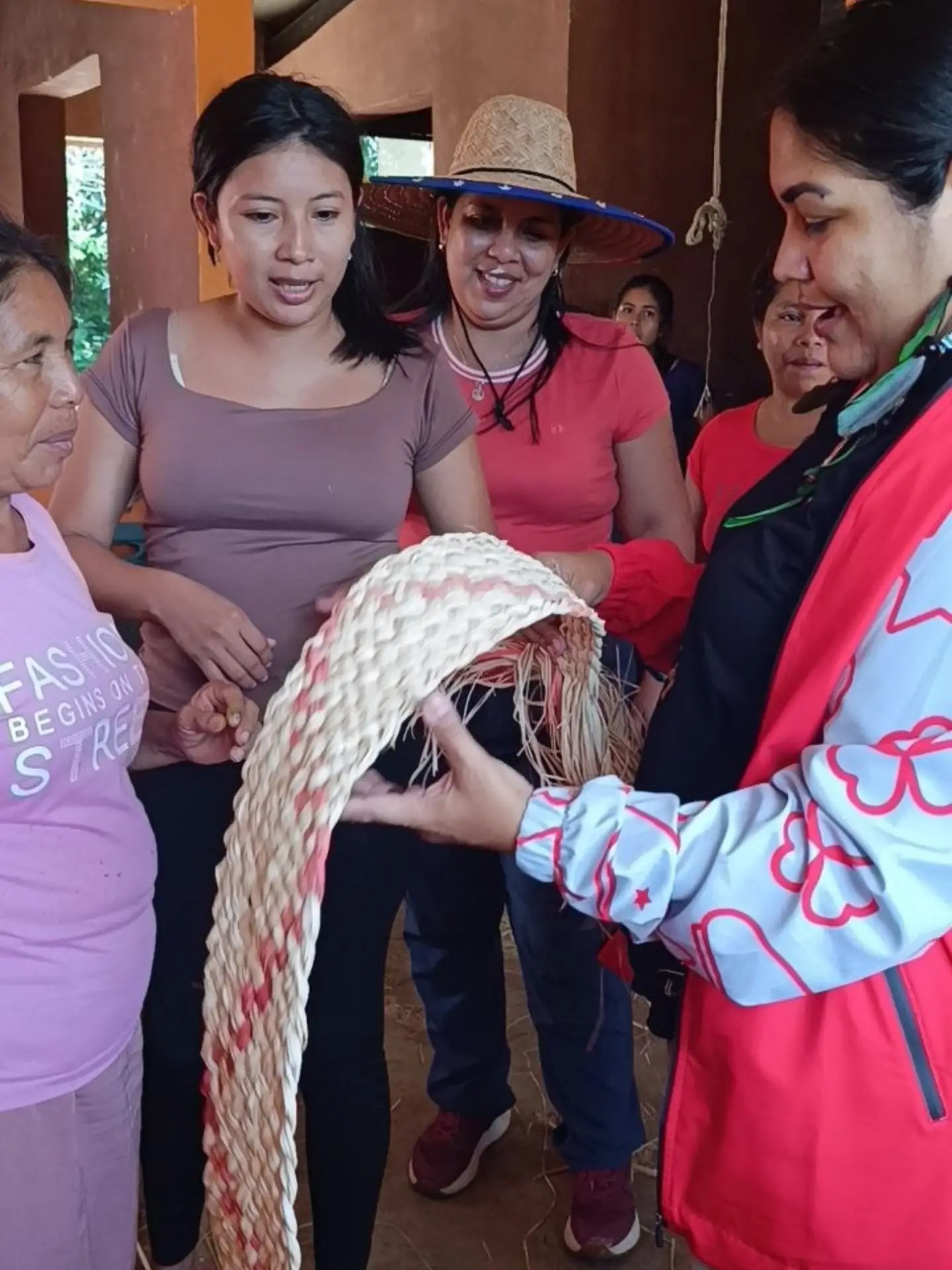 Imagen de la noticia: ¡Manos de mujer indígena que tejen la Patria hermosa desde el corazón de Amazonas!