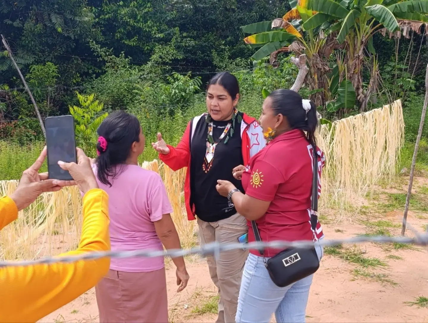 Imagen de la noticia: ¡Manos de mujer indígena que tejen la Patria hermosa desde el corazón del Amazonas!