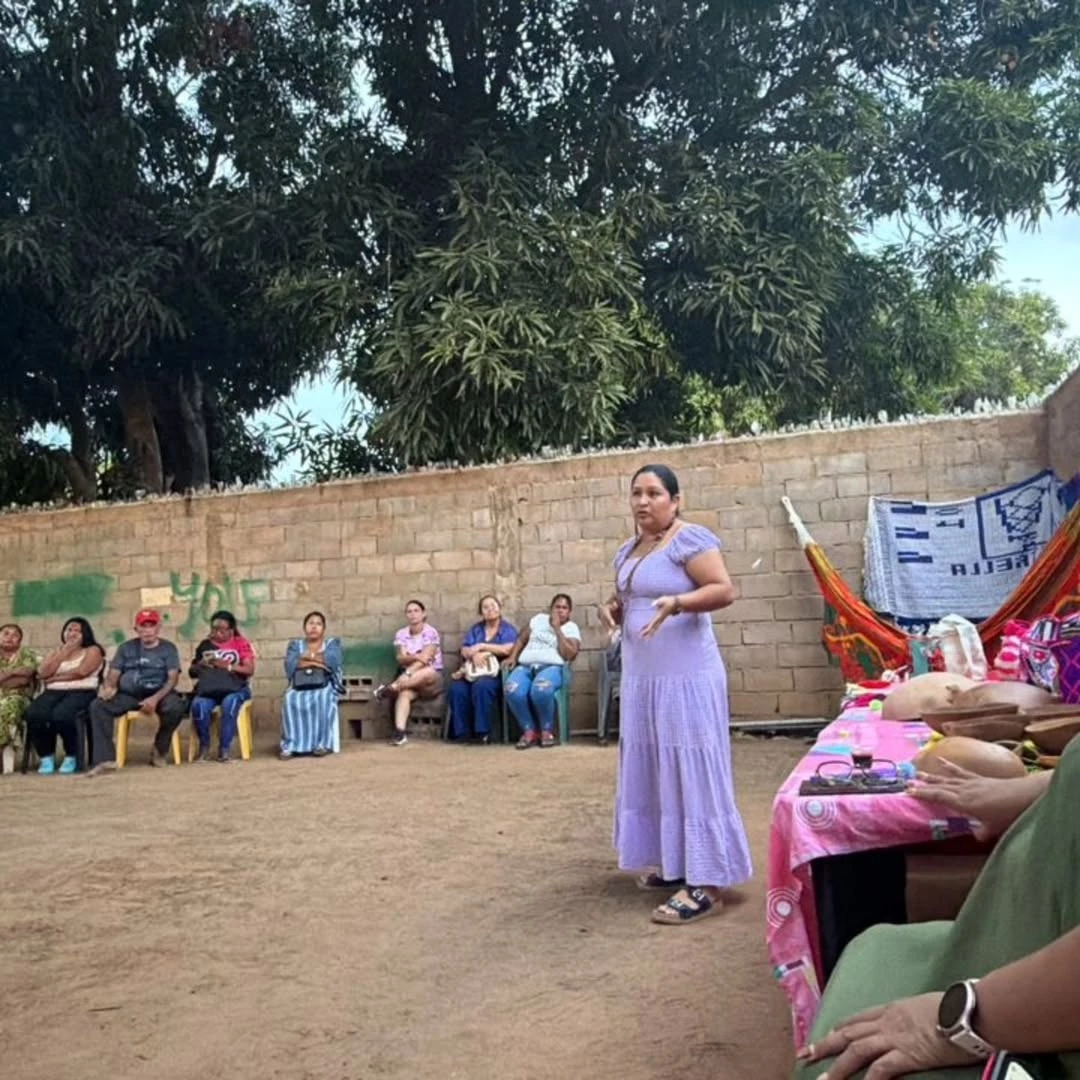 Imagen principal: ¡Desde el territorio! En la Comuna Camilo Cienfuegos (Comunidad El Hatillo, Maracaibo), seguimos defendiendo la verdad de Venezuela junto a nuestros pueblos originarios. 🏹