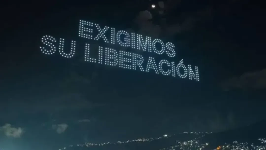 Imagen principal: Campaña «Los queremos de vuelta» se fortalece en Caracas con homenaje lumínico de Drones
